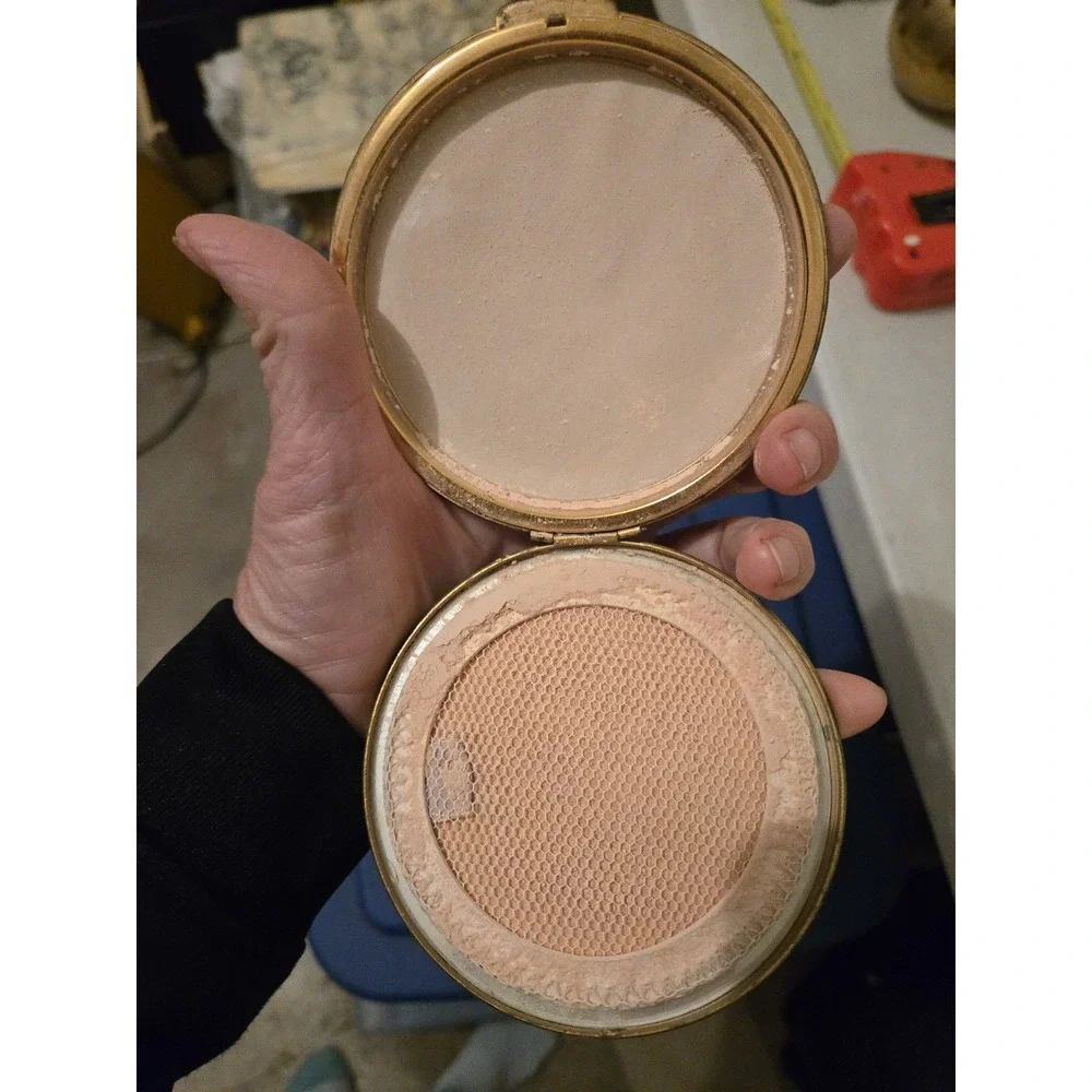 Vintage Compact Gold Tone Round Floral Engraved Powder w/ Mirror & Puff Patina